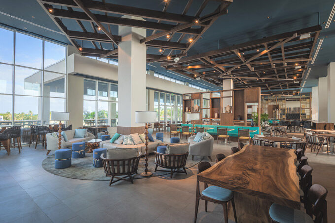 Piscina ao entardecer no Courtyard by Marriott Aruba