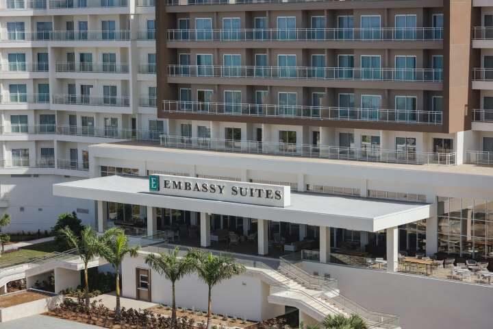 Praia em frente ao hotel
